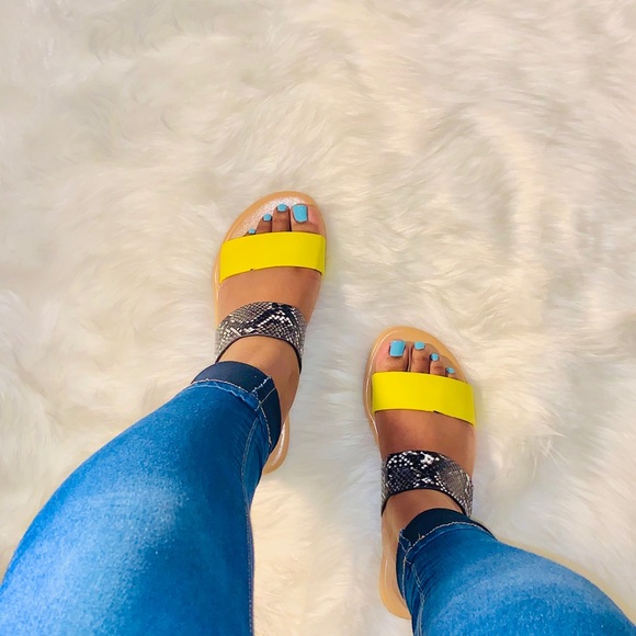 Yellow Snake Women’s Sandals sizes 6.5-7.5 - Picture 2 of 4